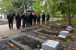 В Сквере Героев Революции восстанавливают разрушенные вандалами могилы